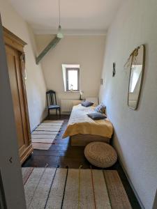 Apartment-Mansardwohnung客房内的一张或多张床位