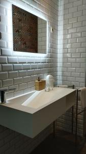 马尔梅迪Au Vieux Chêne的一间带水槽和镜子的浴室