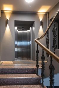 维尔纽斯APARTAMENTAI LEMBERGAS的电梯,楼里设有楼梯和灯