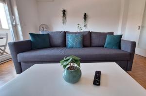 加亚新城Apartamentos Jardim do Morro的带沙发和遥控器的客厅