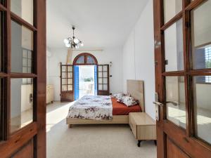 DjerbaMaison Karima的一间卧室设有一张床和一个开放式门