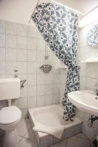 考波什堡卡波熙酒店的浴室设有卫生间、水槽和淋浴帘
