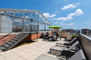 阿林顿Modern & Charming Apt With Rooftop @pentagon City的大楼内的阳台设有楼梯和桌椅
