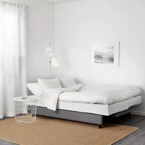 阿罗纳Primavera appartement tot 7 personen的白色卧室配有床和桌子