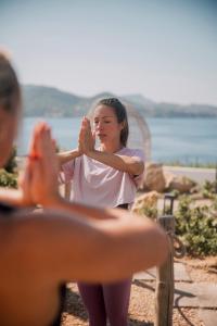 圣何塞7Pines Resort Ibiza, part of Destination by Hyatt的女人在男人面前握手