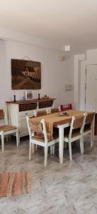 莫哈卡尔Duplex en urbanización con piscina comunitaria y wifi的一间带木桌和椅子的用餐室