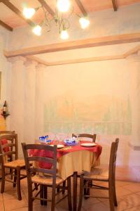 蒙特普齐亚诺拉特拉莎迪蒙泰普尔恰诺酒店的一间带桌椅的用餐室