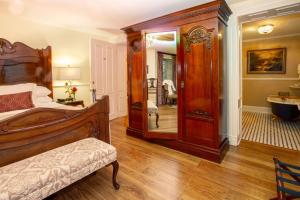 萨凡纳Kehoe House, Historic Inns of Savannah Collection的一间卧室配有一张床和一面大镜子