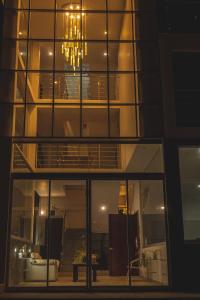 卡哈马卡Redwalls Lodge的一座大建筑前面有吊灯