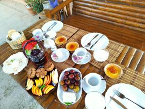 茨卡尔图博Country House Uliana的一张桌子,上面放着食物和水果盘