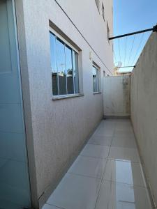 帕图斯迪米纳斯Apartamento Completo - Algarve 203 e 204的一座带窗户的建筑的空走廊