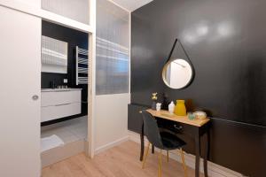 巴黎Modern Studio Apartment for 3的浴室设有桌子和墙上的镜子