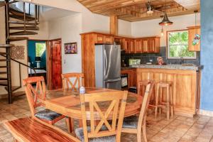 奎波斯城Jungle Jewel的厨房配有桌椅和冰箱。