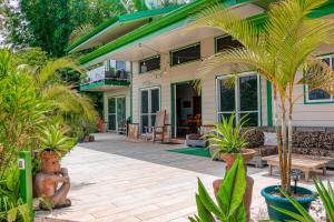 奎波斯城Jungle Jewel的一座带棕榈树和植物的庭院