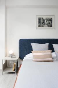 墨西哥城Choapan 28 - Lux Apartments in Condesa的一间卧室配有一张蓝色床头板的床