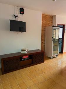 乌巴图巴Hostel Coraticum的客厅的墙上配有电视