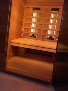 锡富尔勒普拉日Love room - Spa balnéo - Hammam sauna -Emmy Élégance的木柜,在房间内有架子