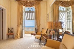 埃斯托利尔Estoril Vintage Hotel的客厅配有黄色窗帘和桌椅