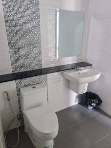 董里การ์เด้นวิว รีสอร์ท的浴室配有白色卫生间和盥洗盆。