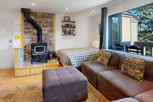 马姆莫斯湖Bigwood 13的带沙发、床和壁炉的客厅