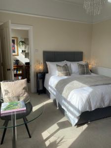 爱丁堡Tranquil Haven Murrayfield的一间卧室配有一张大床和一把椅子