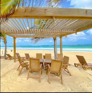 蓬塔卡纳Hard Rock at Cana Rock 2 by Unwind Properties的海滩上的桌椅