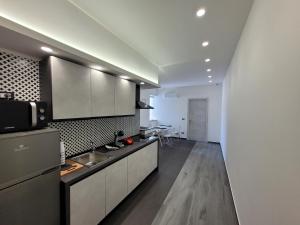 伊索拉戴里费米尼SP Rooms的厨房配有白色橱柜和台面