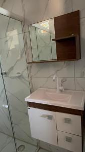 卡博迪圣阿戈斯蒂尼奥Flat Recanto da Natureza的一间带水槽和淋浴的浴室