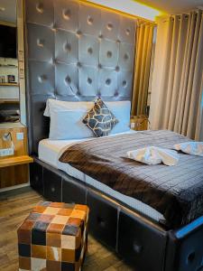吕本山麓诺伊施塔特Boutique Hotel Schulz Classic的一间卧室配有一张大床和大床头板