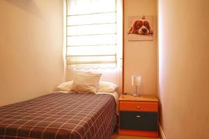 拉雷多Apartamento en Laredo的一间小卧室,配有床和窗户