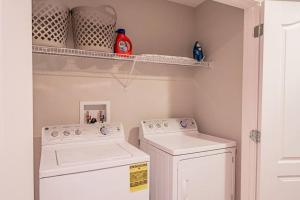 基西米3BD Townhouse , Themed , 10 min to Disney , Gated的洗衣房配有洗衣机和烘干机