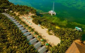 基拉戈Bungalows Key Largo - All Inclusive的海滩空中景色,水中有一条船