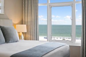 马可岛Marco Beach Ocean Suites的卧室设有海景大窗户