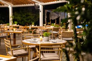 斯基亚索斯镇Skiathos Avaton Garden, Philian Hotels and Resorts的户外餐厅设有桌椅和蜡烛