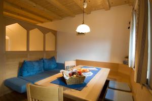 马莱斯韦诺斯塔Sonnenheimhof的客厅配有蓝色的沙发和桌子