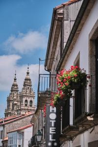 圣地亚哥－德孔波斯特拉安特勒瑟卡斯酒店的两座塔楼楼上一条花卉街道