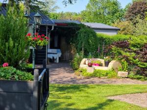 Hollandscheveld德菲尔德林旅馆的庭院里种有长凳和鲜花的花园