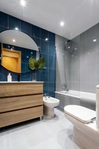 布尔戈斯La Quinta Esencia by Unique Rooms的浴室配有盥洗池、卫生间和镜子。