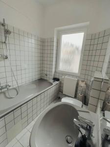 科布伦茨Geräumige 3-Schlafzimmer-Wohnung in Koblenz nahe Uni的一间带水槽和卫生间的浴室以及窗户。