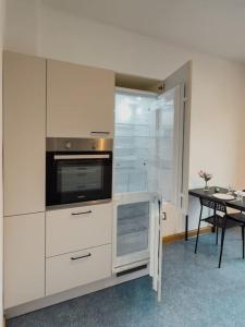 科布伦茨Geräumige 3-Schlafzimmer-Wohnung in Koblenz nahe Uni的厨房配有白色橱柜和一张桌子