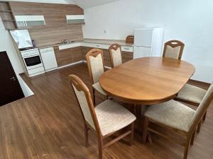 IlijašVilla Aura Whole Guesthouse for Rent Ilijas的一间厨房,内设一张木桌和椅子