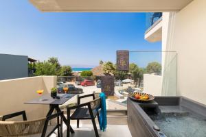 埃亚玛琳娜奈奇多Elia Agia Marina Resort的阳台配有桌椅,享有街道的景色。