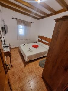 圣巴托洛梅CASA PABLITO的一间卧室配有一张床和一扇木门