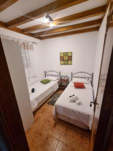 圣巴托洛梅CASA PABLITO的一间设有两张床的客房,位于走廊