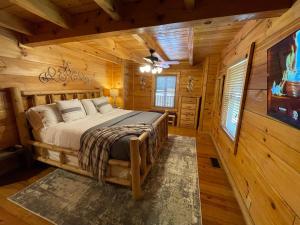 赛维尔维尔Elegant & Cozy Cabin Near Pigeon Forge的小木屋内一间卧室,配有一张床