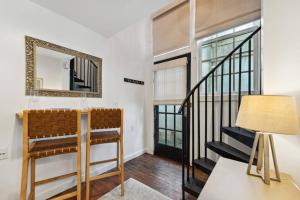 查尔斯顿Exclusive Open Loft in Downtown Charleston的一间带楼梯和镜子的客厅