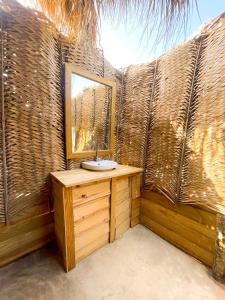 佩德纳莱斯Eco Del Mar的一间带水槽和镜子的浴室