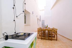 托雷维耶哈Apartment 8 pers, equipped, 1 min Playa del Cura - 27B的厨房配有柜台和桌椅