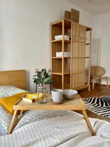 格拉茨Wohnung in Graz的一间房间,床上有桌子,两杯和鲜花