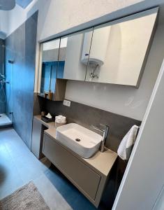 格拉茨Wohnung in Graz的一间带水槽和白色橱柜的浴室